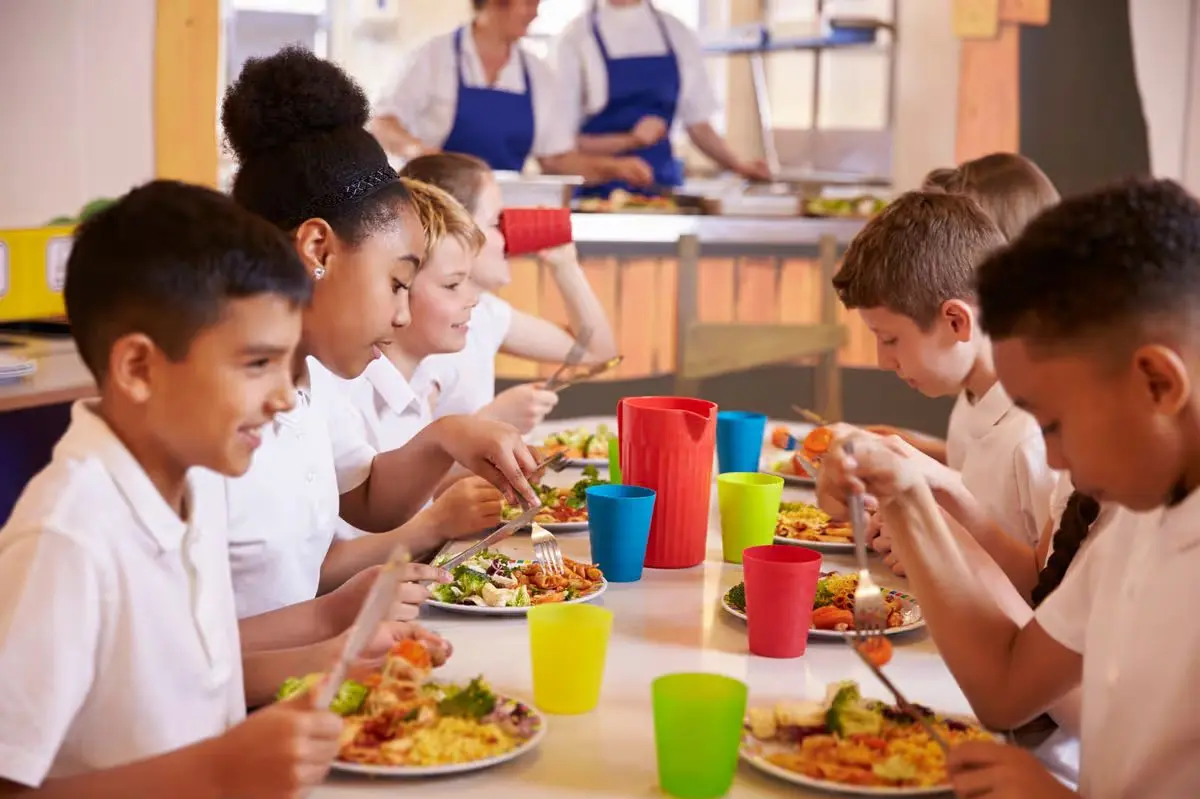 5_Primary-school-kids-eating-at-a-table-in-school-cafeteria